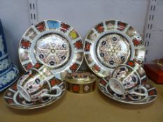 Pair Royal Crown Derby plates D22cm, pair of cups and saucers and covered trinket dish, all pattern