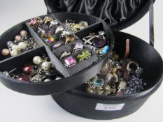 Costume rings, ear-rings, brooches,