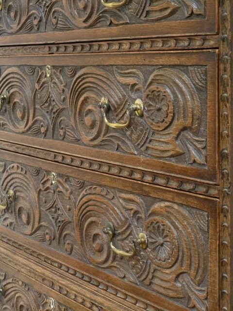 Early 19th century heavily carved oak chest on chest fitted with two short and six long drawers, - Bild 3 aus 3