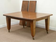 Early 20th century mahogany extending dining table with two leaves,