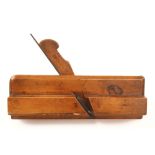 A 9 1/2" boxwood ogee moulding plane (il
