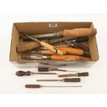 A quantity of chisels, gouges and carving tools G