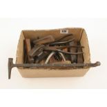 A quantity of cobblers tools G