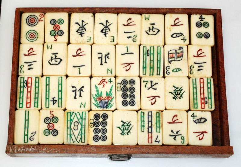 A Mahjong set in a hardwood case with a sliding front opening onto five drawers. Condition Report: - Image 4 of 5