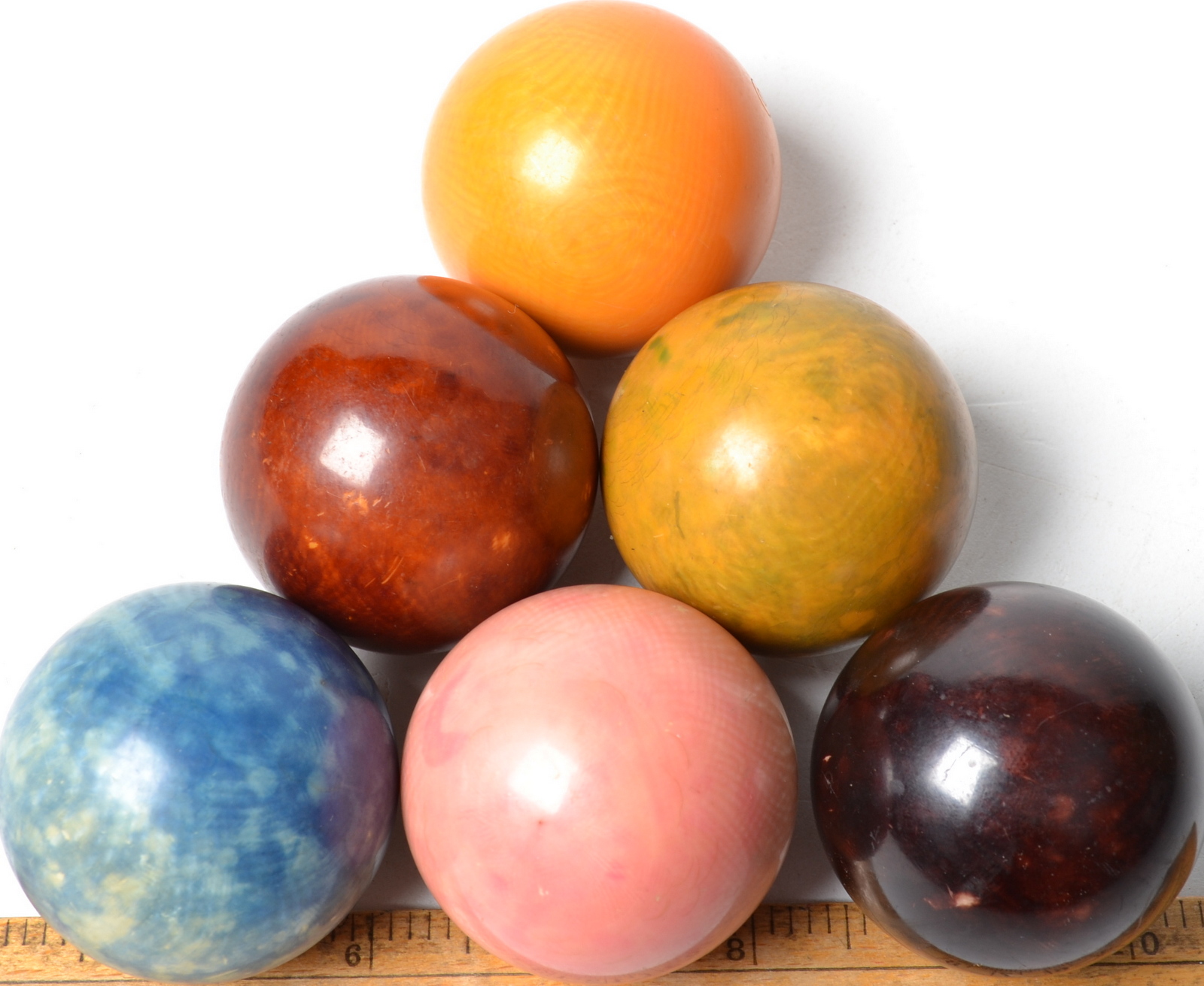 The set of six coloured ivory balls from a set of snooker balls. Weight 764g, diameter aprox 50mm.