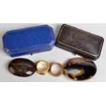 A Victorian agate brooch, a serpentine brooch, two rings and two jewellery boxes.