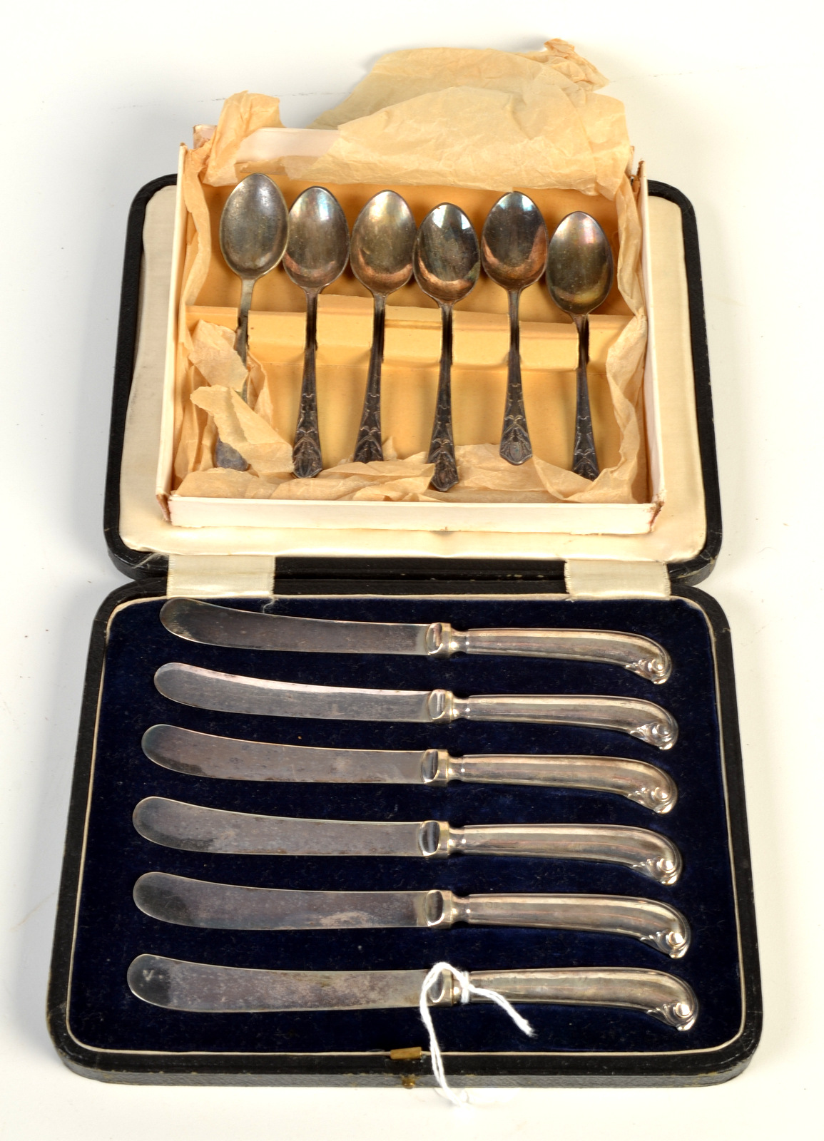 A set of six George V silver handled dessert knives, Sheffield, 1922, boxed,