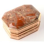 An antique gold vinaigrette with engraved bands, the lid set with an agate, width 2.9cm. Condition