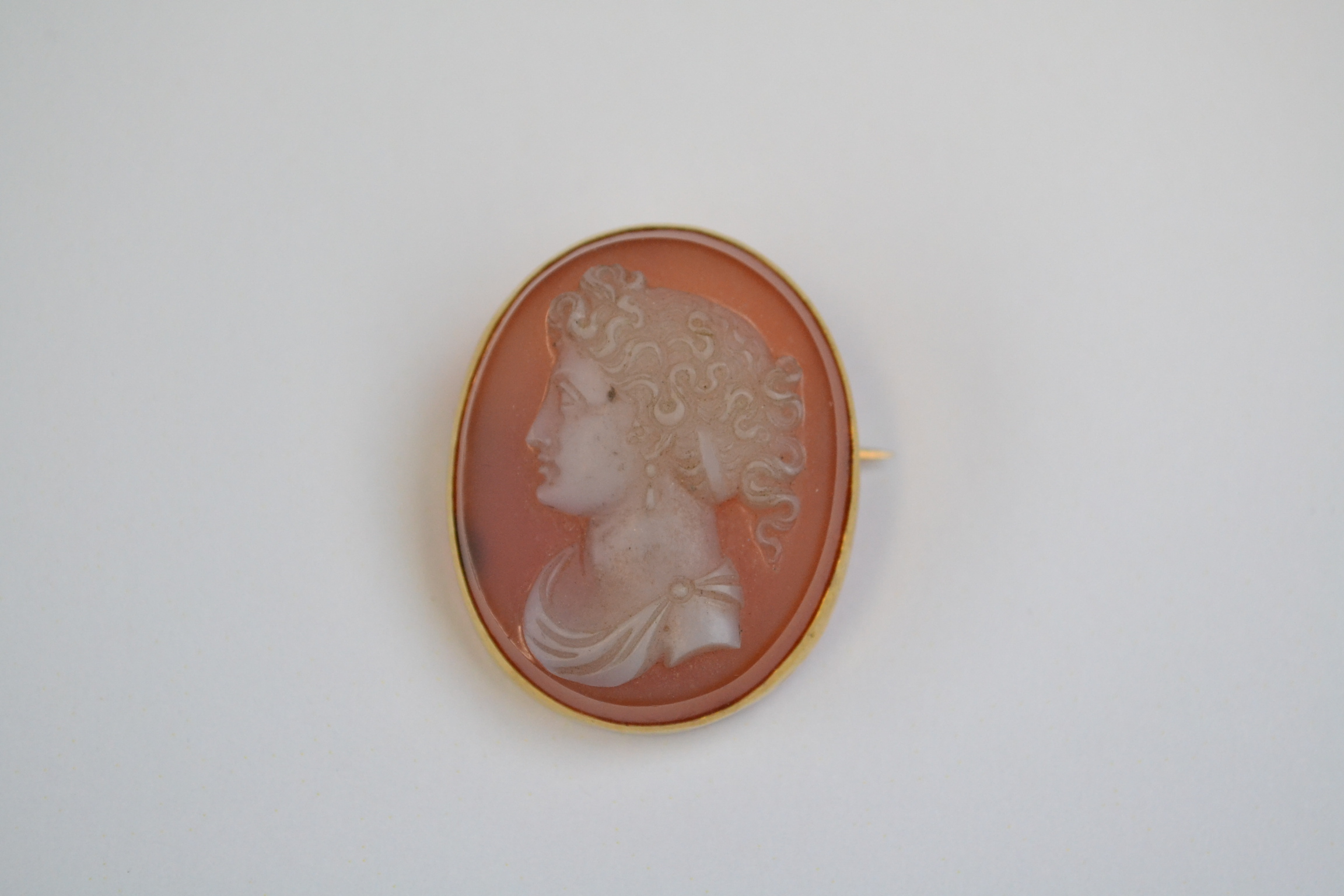 A hardstone carved cameo gold mounted brooch. - Image 2 of 3