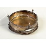 A silver trinket box, 2oz.