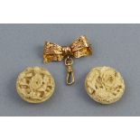 A fob brooch, as a chased tied bow in 9ct gold suspended with a 9ct gold clasp, 3.5cm wide gross