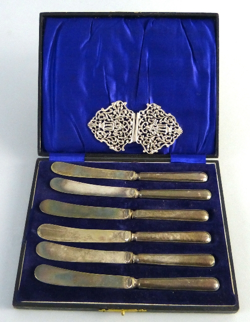 A set of six Victorian tea knives, with silver handles, cased, London 1897 and a cast white metal