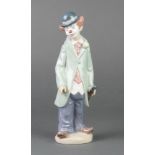 A Lladro figure of a clown with violin 5472 8 1/2", boxedThis lot is in good condition.