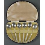 A set of 6 stylish cased silver coffee spoons, Sheffield 1942, 36 grams