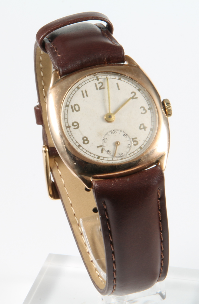 A gentleman's Art Deco 9ct gold wristwatch with seconds at 6 o'clock on a leather strap