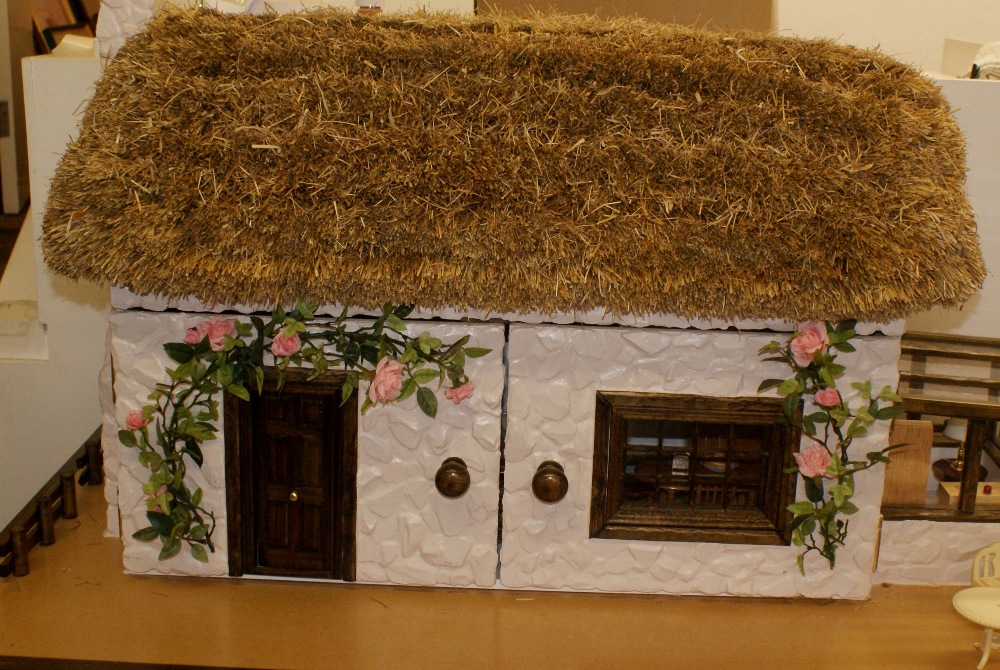 Large dolls house on play stand with lower drawer which pulls out to reveal farm - Image 6 of 6
