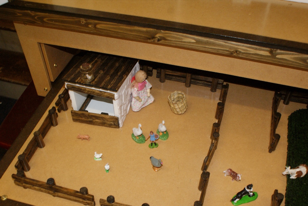 Large dolls house on play stand with lower drawer which pulls out to reveal farm - Image 5 of 6