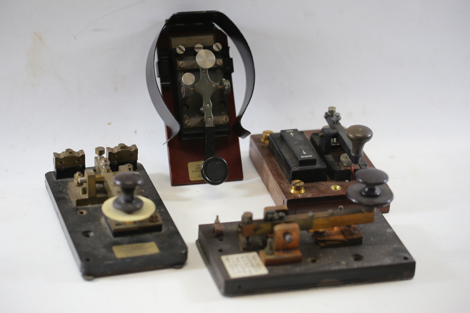 A COLLECTION OF EARLY 20TH CENTURY & LATER MORSE KEYS.