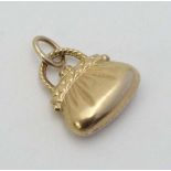 A 9ct gold pendant charm formed as a handbag (2g) CONDITION: Please Note -  we do not make reference