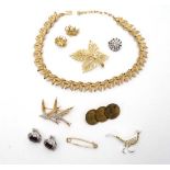 Assorted costume jewellery to include a necklace by Treifari, brooch by Michele Lynn etc  CONDITION: