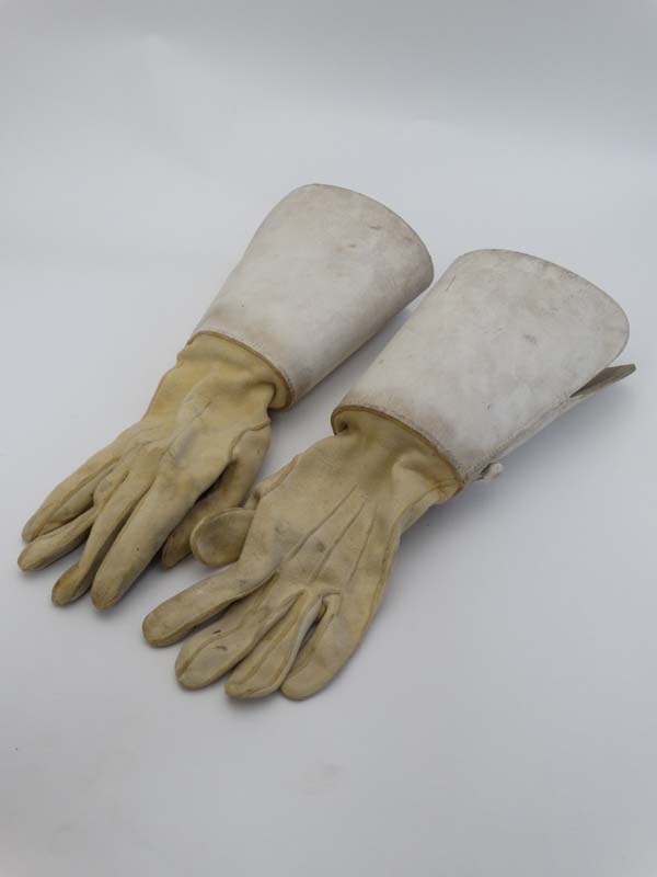 Militaria : A pair of Life Guards' gauntlets by Holborn & Son , the interiors stamped ' 1915 9