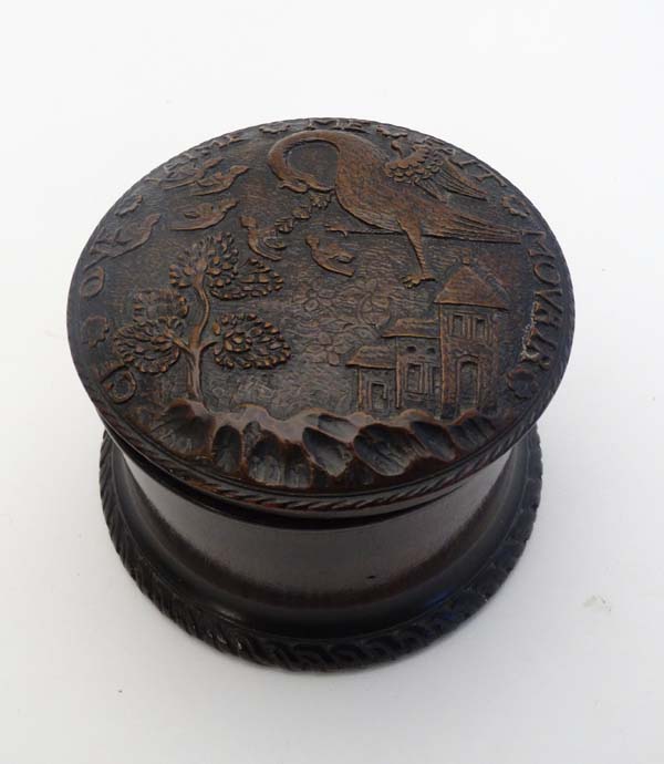 Treen : A fine carved lidded and turned wooden pot, the top with ' Ce Qvei aime me fait movrir (