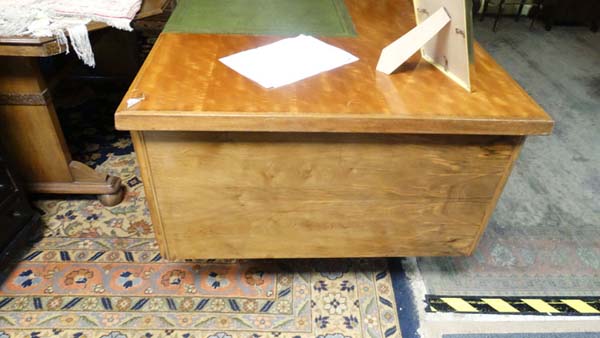 Vintage Retro : Waring and Gillows Table Pedestal Code no. FTA 192 of walnut and satin walnut 6' x - Image 17 of 29