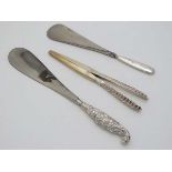 3 assorted items comprising a silver handled shoe horn hallmarked Birmingham 1900 maker Levi &