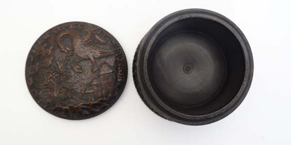 Treen : A fine carved lidded and turned wooden pot, the top with ' Ce Qvei aime me fait movrir ( - Image 6 of 6