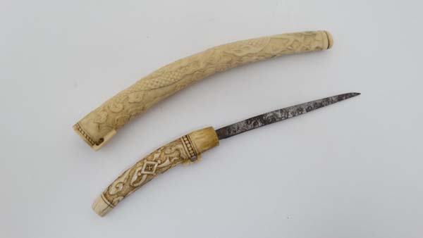 An 18thC carved oriental dagger with dragon seeking Pearl of Wisdom to sheath and Buddhist sign - Image 5 of 9