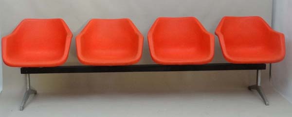 Vintage Retro : a Robin Day (1915-2010) for Hille a 1960's 4 seat burnt orange  Airport lounge / - Image 4 of 11