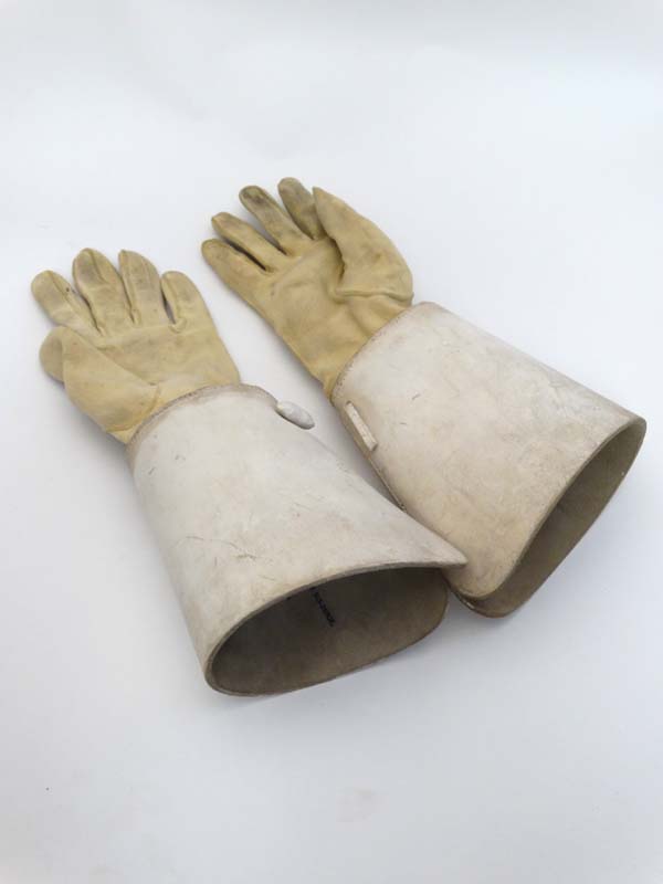 Militaria : A pair of Life Guards' gauntlets by Holborn & Son , the interiors stamped ' 1915 9 - Image 3 of 4