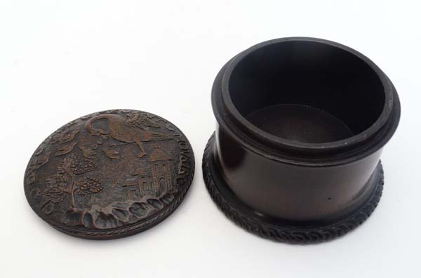 Treen : A fine carved lidded and turned wooden pot, the top with ' Ce Qvei aime me fait movrir ( - Image 5 of 6