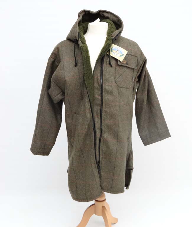 Country clothing : A tweed shooting coat by Open Air Countrywear , size L , padded diamond quilt - Image 2 of 3