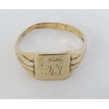 A Gentleman's gold signet ring (4g) CONDITION: Please Note -  we do not make reference to the