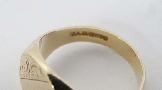 A 9ct gold Signet ring (10g) CONDITION: Please Note -  we do not make reference to the condition - Image 4 of 4