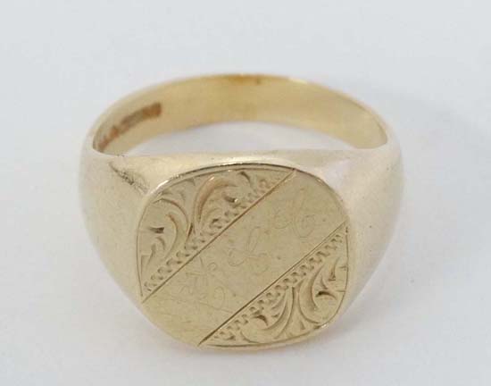 A 9ct gold Signet ring (10g) CONDITION: Please Note -  we do not make reference to the condition