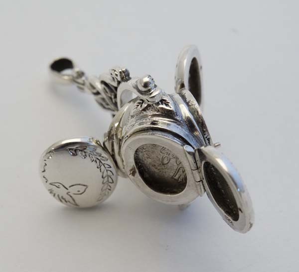 A 925 silver pendant formed fob seal with central rotating section with hinged locket - Image 5 of 10