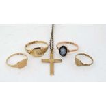 Assorted jewellery including 4 various 9ct gold rings and a 9ct gold cross formed pendant (5)