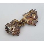 A 9ct gold and gilt metal 'Mizpah' brooch formed as 2 hearts joined by a bow. 1 2/" wide  CONDITION: