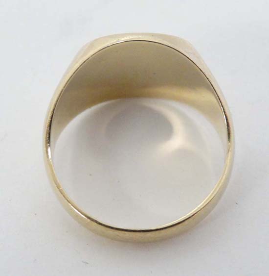 A 9ct gold Signet ring (10g) CONDITION: Please Note -  we do not make reference to the condition - Image 2 of 4