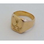 An 18ct gold signet ring having seal to top depicting a family armorial and motto (14g) CONDITION: