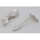 A childs silver spoon and pusher. Hallmarked Sheffield 1928/1929 maker Martin Hall & Co Ltd. (52g)