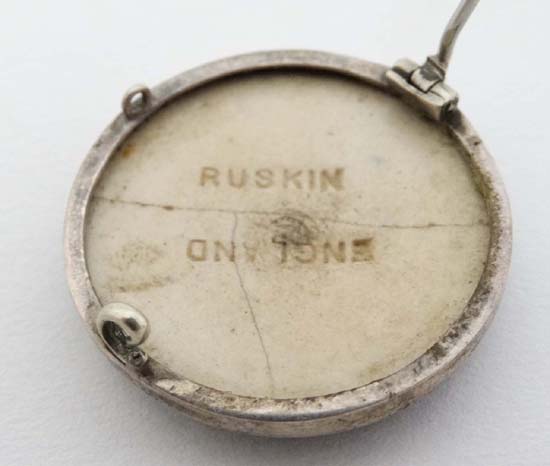 Ruskin Pottery: A white metal brooch set with Ruskin pottery cabochon . Marked Ruskin England to - Image 2 of 4