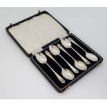 A cased set of 6 silver teaspoons. Hallmarked Chester 1914 maker Barker Brothers (95g) CONDITION: