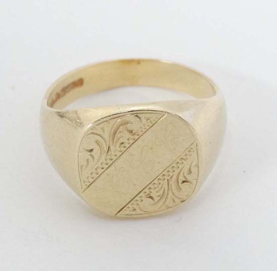 A 9ct gold Signet ring (10g) CONDITION: Please Note -  we do not make reference to the condition - Image 3 of 4