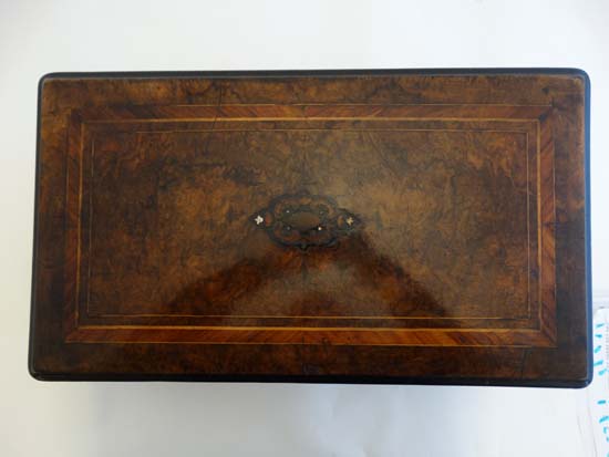 A Victorian inlaid walnut music box case with strung and cross banded decoration 19 1/2 wide. - Image 2 of 5