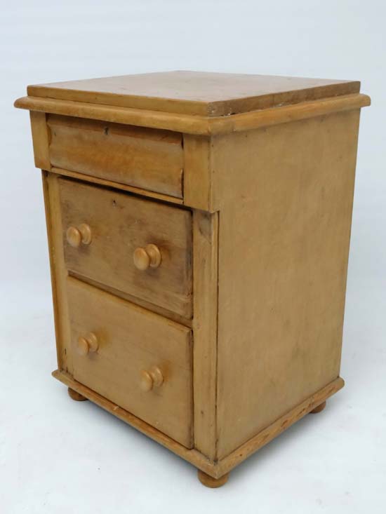 A 19thC Bedside cabinet / narrow pine chest comprising frieze drawer and 2 graduated long drawers - Image 5 of 5