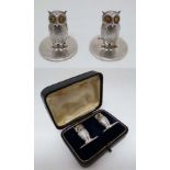 Sampson Mordan : A cased pair of  table menu / place card holders formed as owls on a circular base.