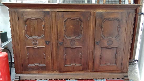 An early 20thC German oak 3 door cupboard with geometric like framed panelling, the doors opening to - Image 20 of 20